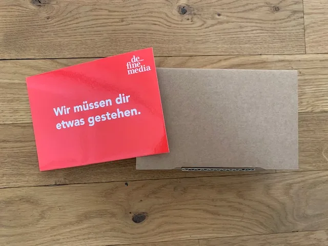 Versandkarton mit Postkarte
